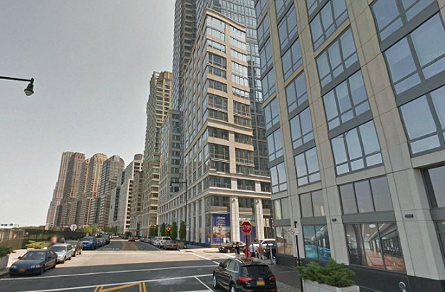 Külön ajtót kapnak a szegényebb lakók a társasházakban