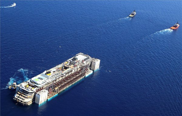 Így vontatják a Costa Concordia roncsát