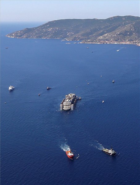Így vontatják a Costa Concordia roncsát