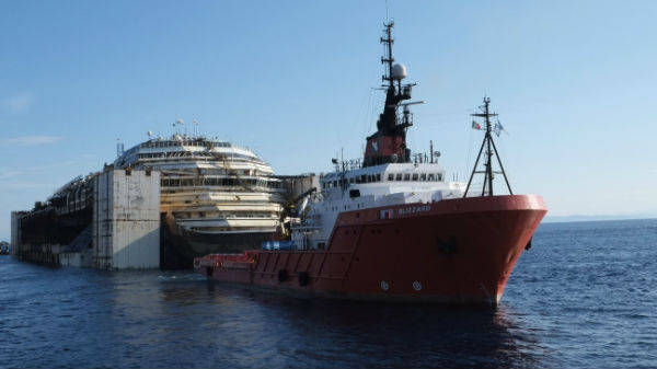 Így vontatják a Costa Concordia roncsát