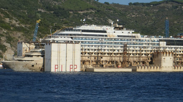 Így vontatják a Costa Concordia roncsát