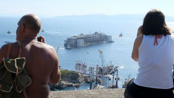 Így vontatják a Costa Concordia roncsát