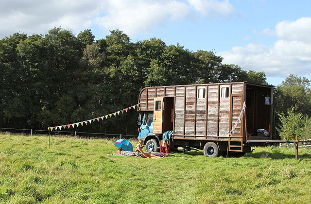 Hotelszoba lett a kiszolgált lószállítóból - képek
