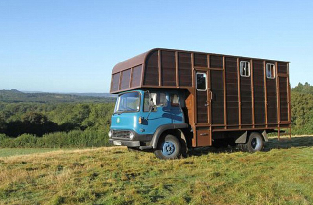 Hotelszoba lett a kiszolgált lószállítóból - képek