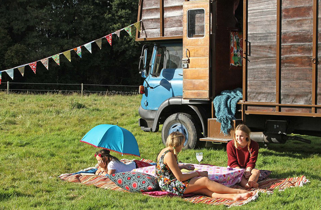 Hotelszoba lett a kiszolgált lószállítóból - képek