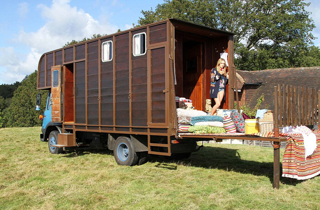 Hotelszoba lett a kiszolgált lószállítóból - képek