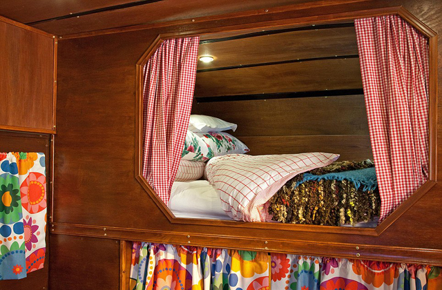 Hotelszoba lett a kiszolgált lószállítóból - képek