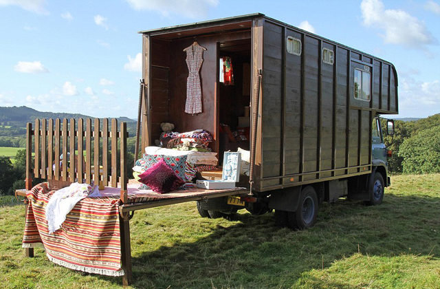 Hotelszoba lett a kiszolgált lószállítóból - képek