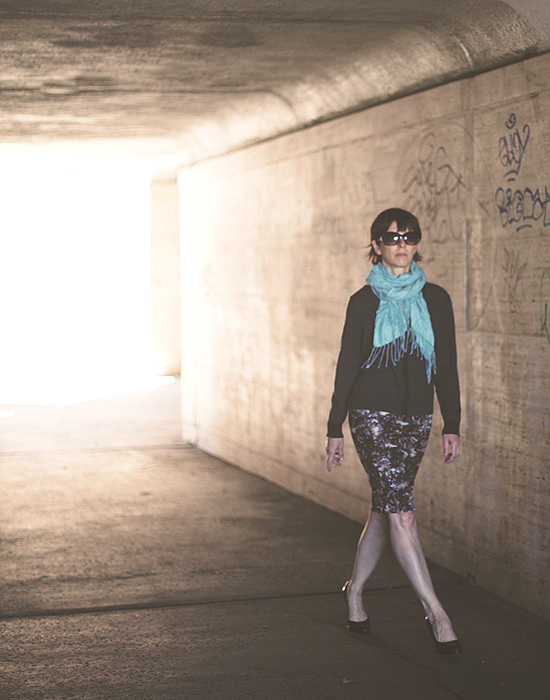 Aquascutum szoknya, Dune cipő, Boss Orange kardigán- Háda, kék selyemsál – Max Turi