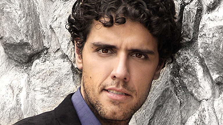 Életerős férfi, kirobbanó szenvedéllyel Életerős férfi, kirobbanó szenvedéllyel