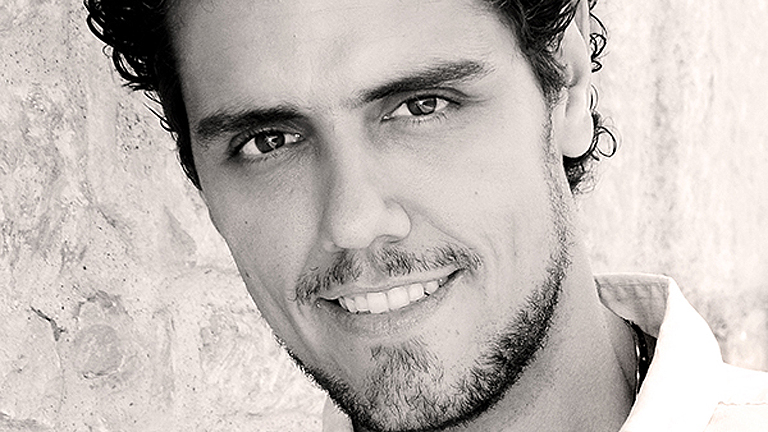 Életerős férfi, kirobbanó szenvedéllyel Életerős férfi, kirobbanó szenvedéllyel