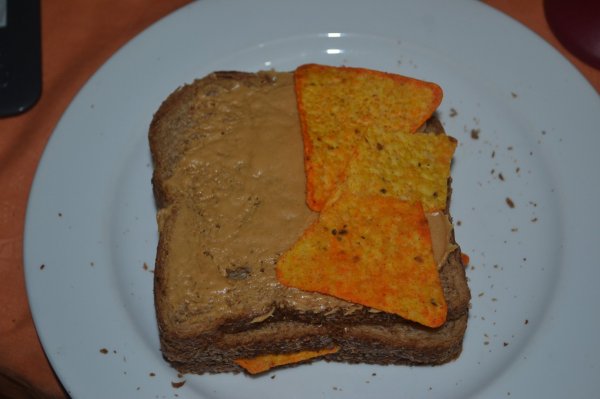 5. Mogyoróvaj + tortilla chips