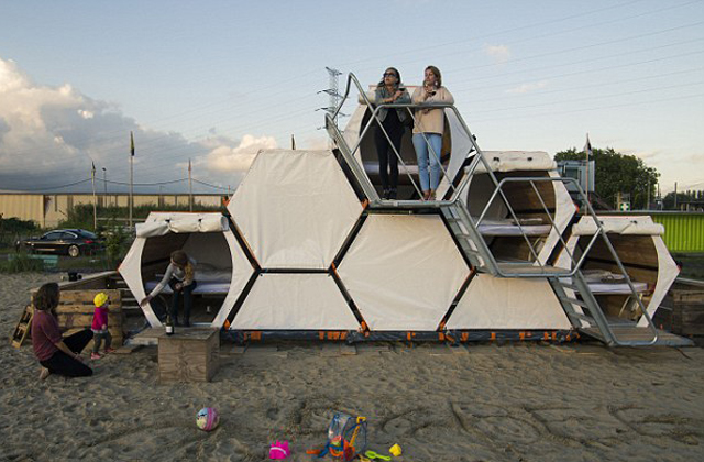 Méhkaptárban laknak a trendi fesztiválozók