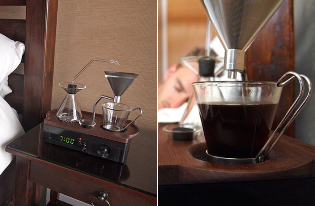 Gőzölgő kávéval ébreszt ez az óra