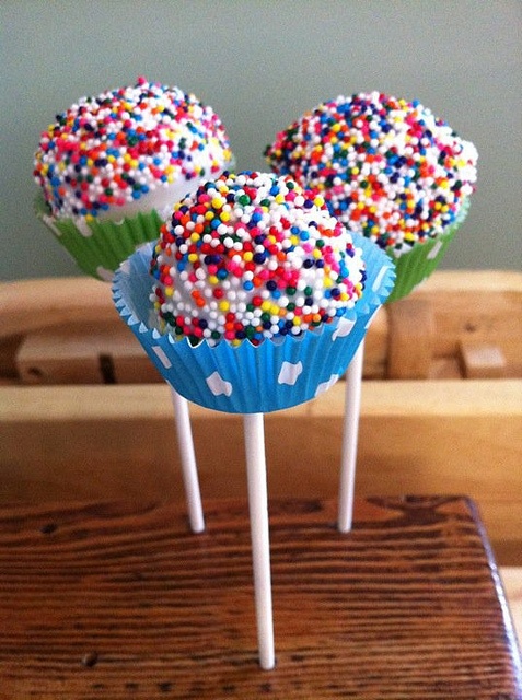 Pálcás nyalánkságok: látványos édességek, amikhez nem kell kézügyesség