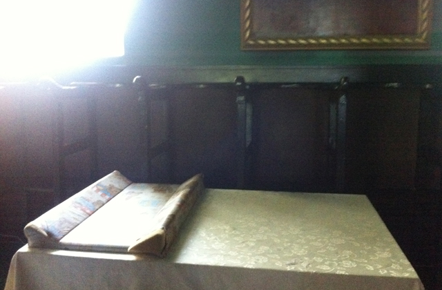 Pelenkázó a templomban - ilyen is van