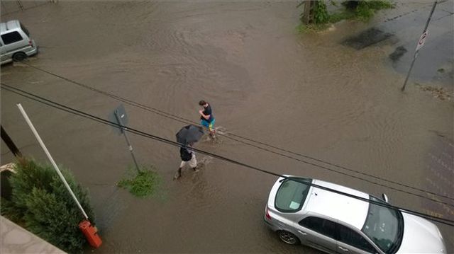 Gyalogosok közlekednek a fővárosban, a XVIII. kerületi Üllői úton - Fotó: Mihádák Zoltán / MTI