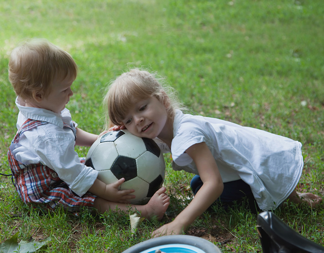John Lewis fehér ing, fehér Monsoon póló, Nutmeg farmer legging – Háda, kockás kertésznadrág – Angex