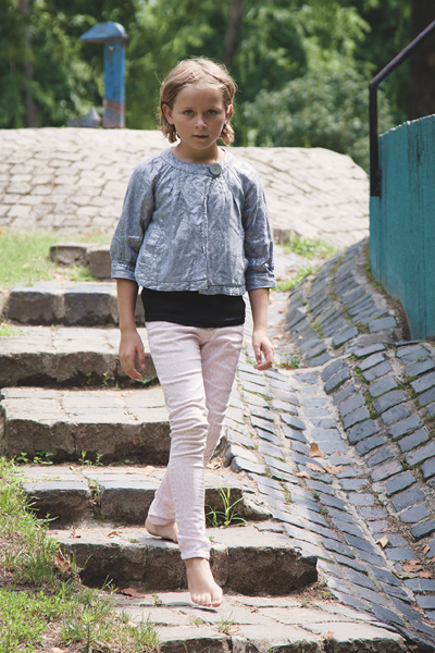 H&M rózsaszín állatmintás skinny farmer, fekete póló, ezüst George kabátka – Háda