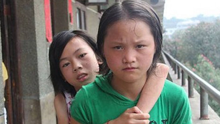 A hátán hordta iskolába legjobb barátnőjét egy kislány