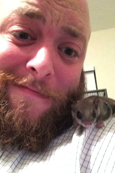 Tündéri fotók: emberek nevelték fel az elárvult bébimókust