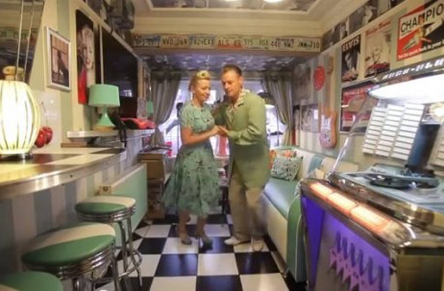 Az ötvenes években éli az életét egy házaspár