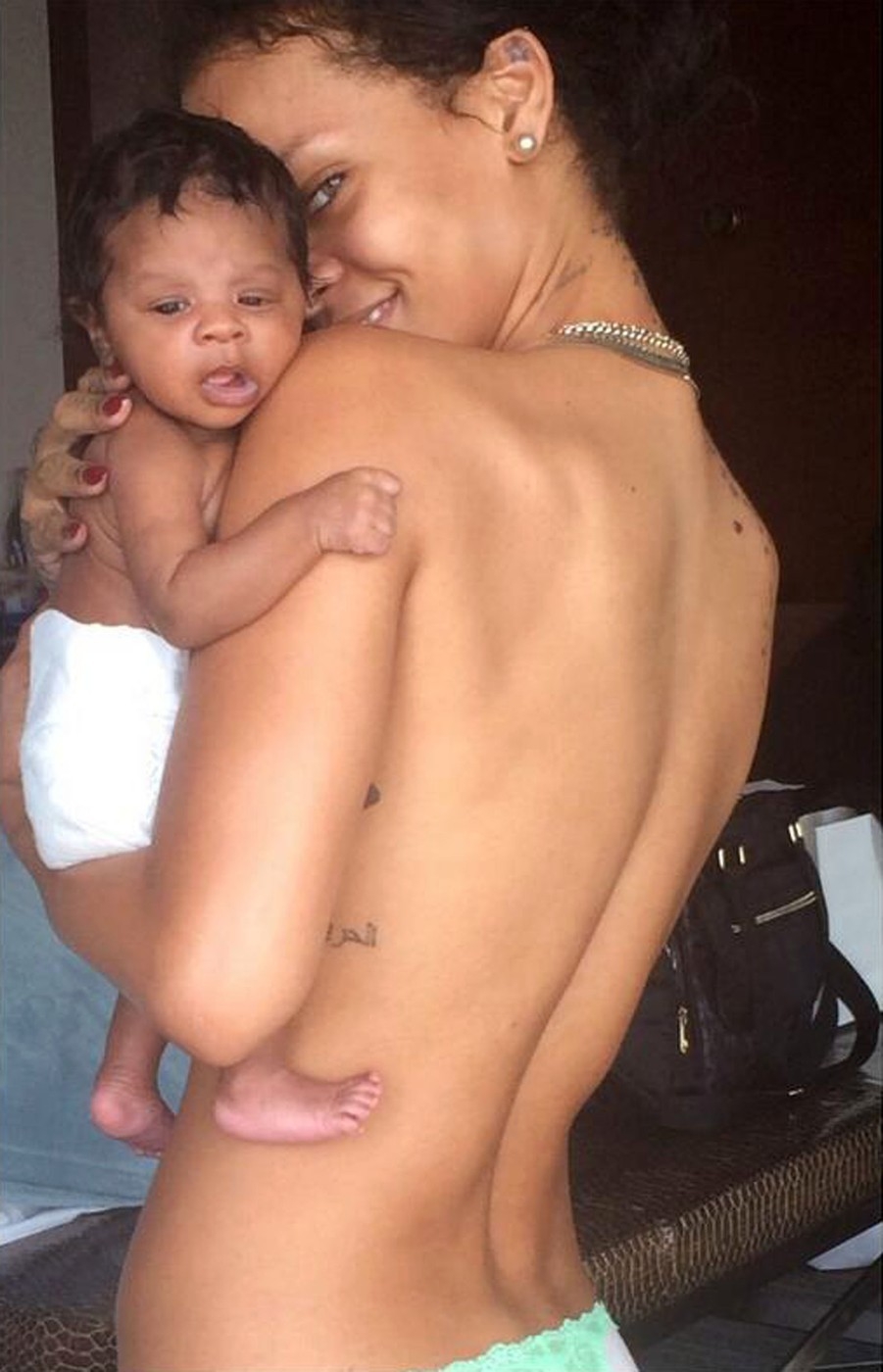 Meztelen sztárselfie a nyár trendje Meztelen sztárselfie a nyár trendje