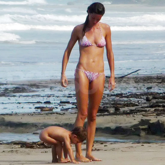 Giselle Bündchen a kisfiával Costa Ricán