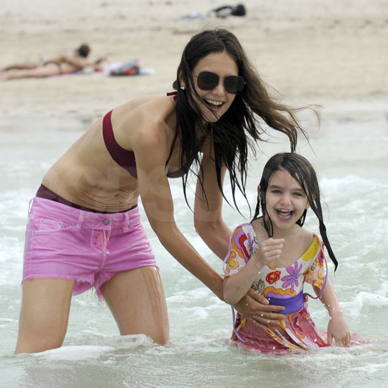 Kati Holmes és Suri Maimi partjainál lubickolnak