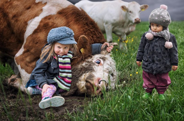 Varázslatos képeket készített lányairól a Photoshop-őrült apa
