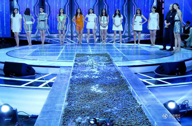 Csótányokon kellett sétálniuk a modelljelölteknek