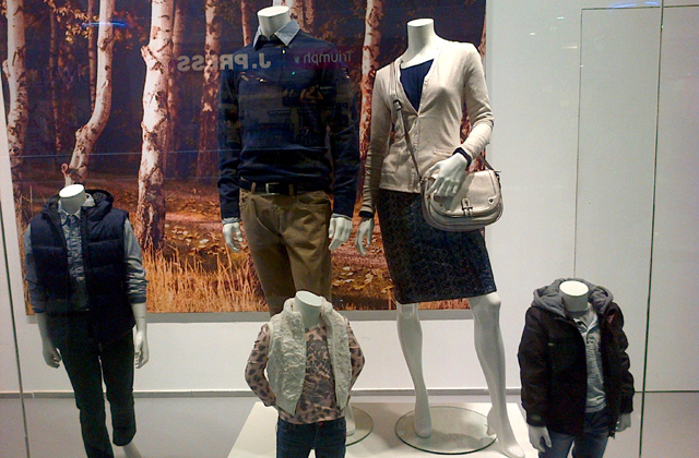 Testek az üveg mögött - nagy kirakati baba körkép Testek az üveg mögött - nagy kirakati baba körkép