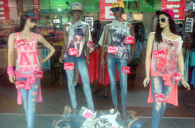 Testek az üveg mögött - nagy kirakati baba körkép Testek az üveg mögött - nagy kirakati baba körkép