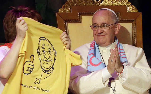 Így cukiskodott Ferenc pápa Dél-Koreában - képek