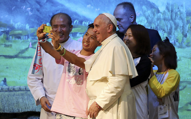 Így cukiskodott Ferenc pápa Dél-Koreában - képek