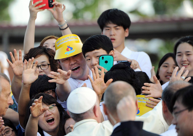 Így cukiskodott Ferenc pápa Dél-Koreában - képek