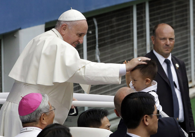 Így cukiskodott Ferenc pápa Dél-Koreában - képek