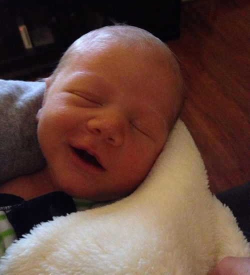 Tündéri fotók: álmukban mosolygó babák 