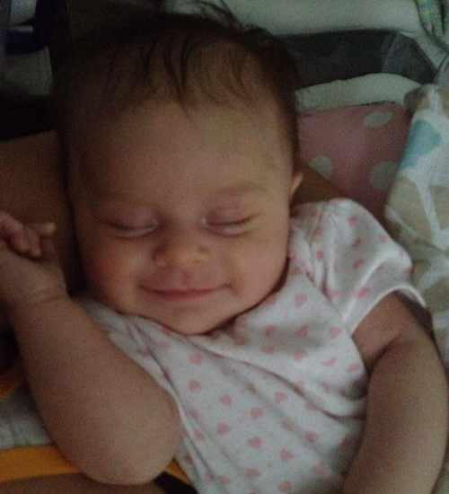 Tündéri fotók: álmukban mosolygó babák 