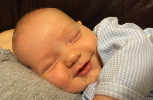 Tündéri fotók: álmukban mosolygó babák 