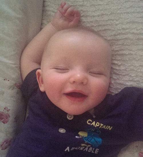 Tündéri fotók: álmukban mosolygó babák 