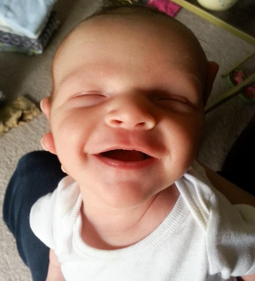 Tündéri fotók: álmukban mosolygó babák 