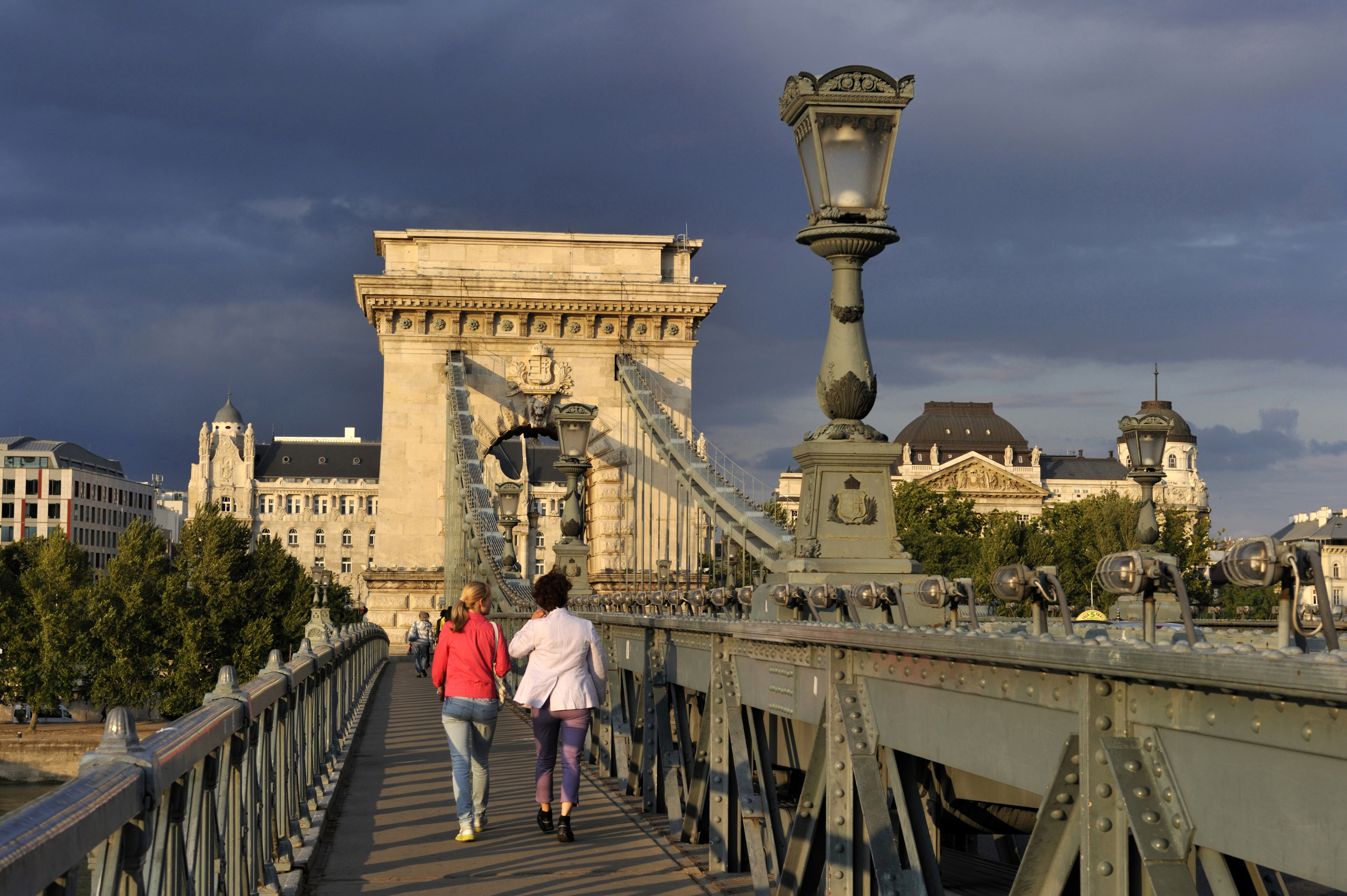 Kié legyen a Lánchíd? A bicikliseké vagy az autósoké? 