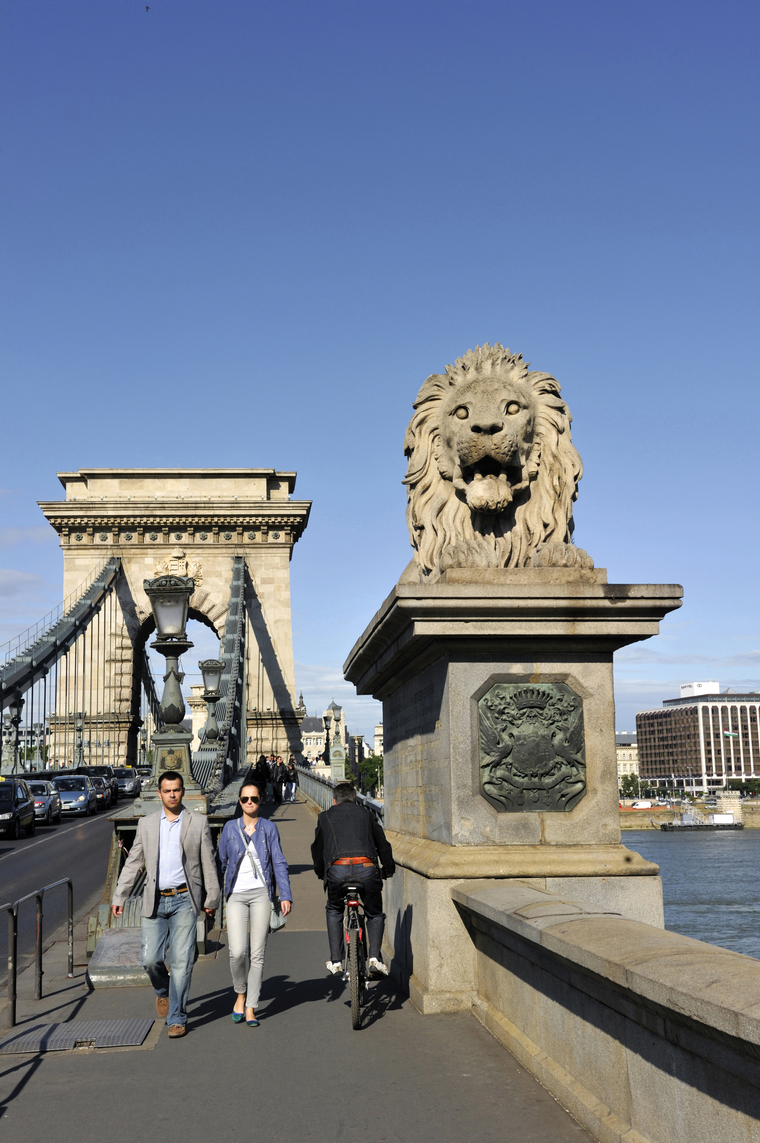 Kié legyen a Lánchíd? A bicikliseké vagy az autósoké? 