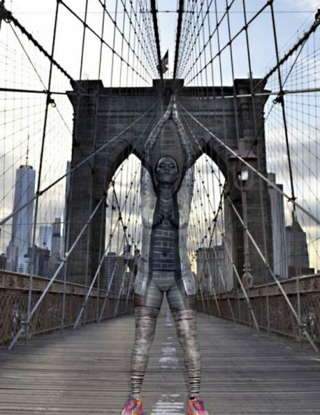 Meztelenül olvadnak bele a városba