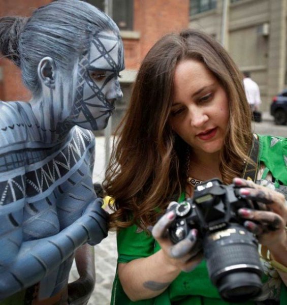 Meztelenül olvadnak bele a városba