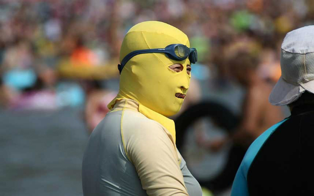 Hódít a nap ellen védő arcmaszk a kínai strandokon