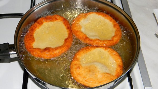 Itt a tökéletes burgonyás lángos receptje