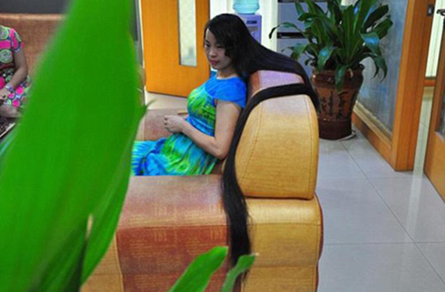 Jótékony célra árverezteti el 2 méteres haját egy nő