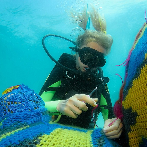 A víz alatt is lehet kötni - fotók